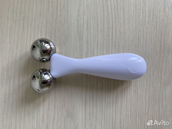 Роликовый массажер для лица the body shop