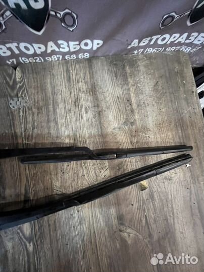 Kia quoris 3.8 Поводок стеклоочистителя передний