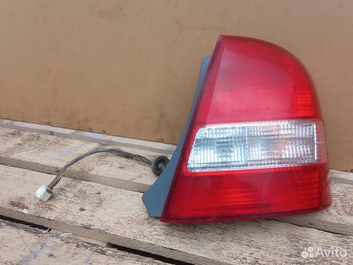 Фонарь задний правый Mazda 323