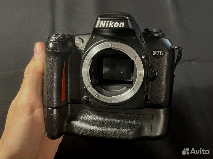 Nikon F75 с батарейной ручкой и пультом