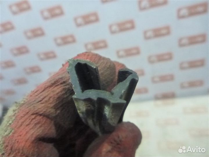 Уплотнительная резинка стекла задняя левая Land