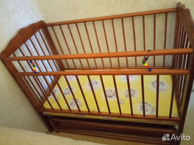 Детская кроватка с поперечным маятником