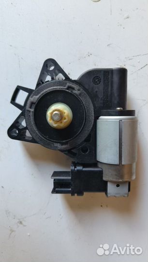 Мотор стеклоподъемника задний правый Mazda 3 BK