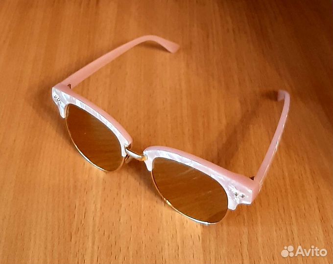 Очки от солнца в перламутровой оправе