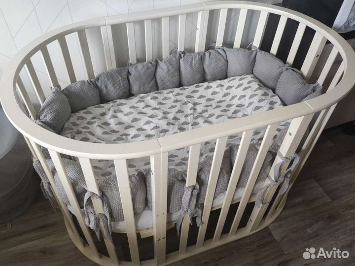 Детская кроватка с маятником круглая