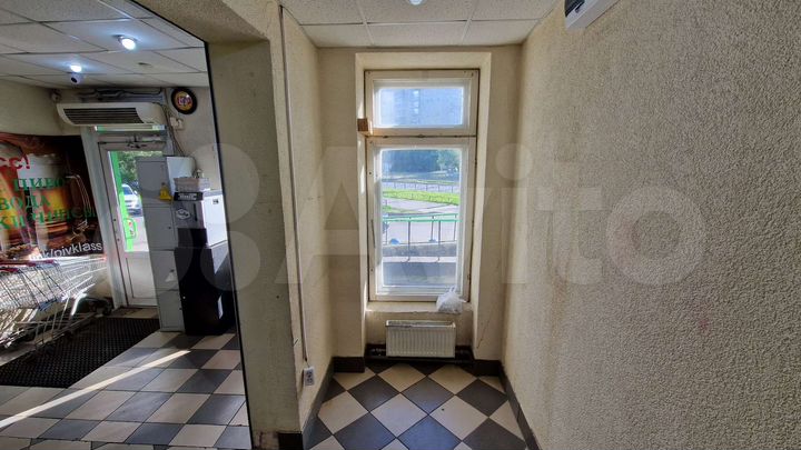 Торговое помещение с витринным окном на проспект