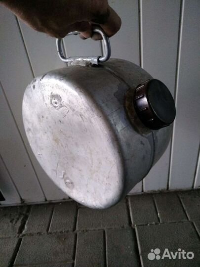 Канистра около 7 литров, есть другие.10, 20, 40 л