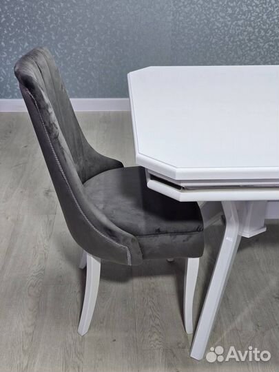 Стол и стулья в гостиную. В наличии