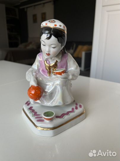 Статуэтка узбечка с чайником