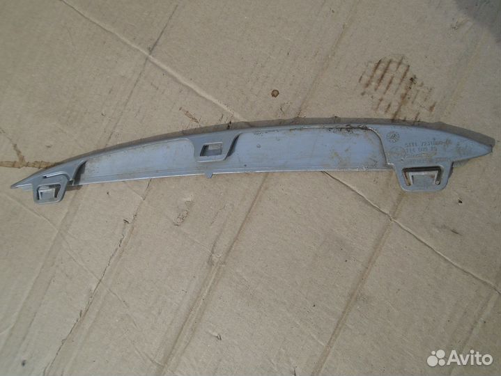 BMW F10 правый молдинг решетки бампера 51117231860