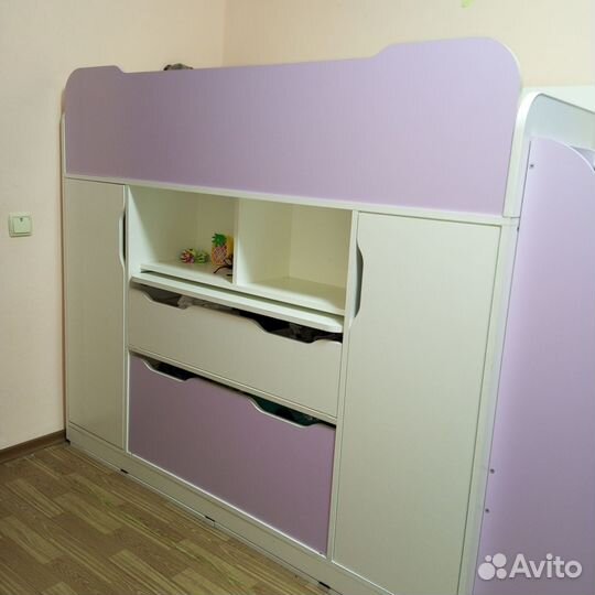 Детская кровать чердак со столом и шкафчиками