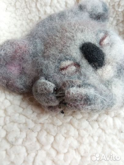 Брошь ручной работы из шерсти 