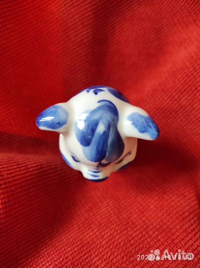 Статуэтка фарфоровая свинка гжель