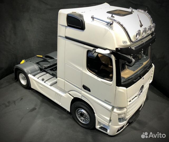 Модель 1:18 Actros GigaSpace Седельный тягач