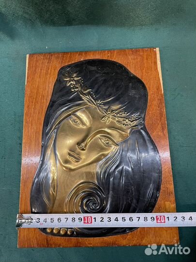 Насенное панно чеканка. Девушка, портрет