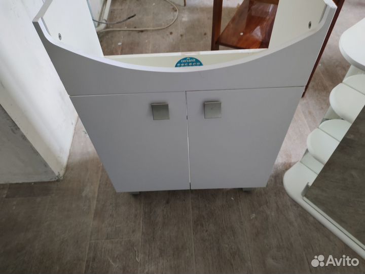 Тумба для раковины и зеркало с полками