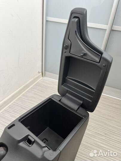 Подлокотник бардачок Mazda Axela