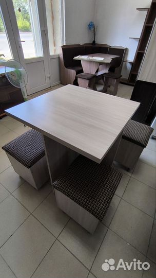 Стол и пуфики