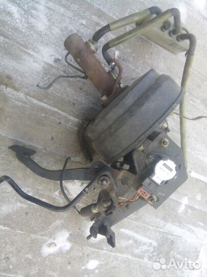 На Мицубиси Canter вакуумный усилитель тормозов и