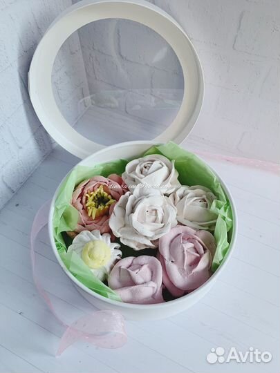 Зефирные цветы в шляпной коробке