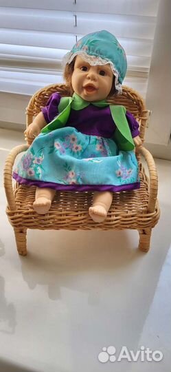 Кукла с человеч.мимикой в плетеном кресле