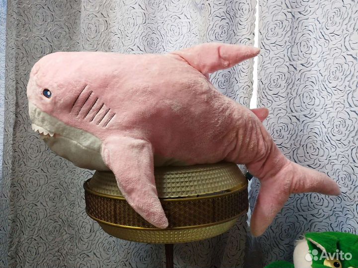 Розовая акула игрушка
