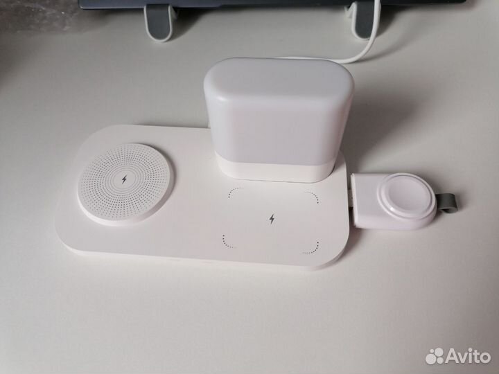 Беспроводное зарядное 4 в 1 со светильником новое