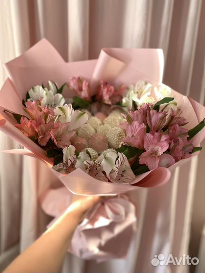 Букет из клубники в шоколаде с альстромерией