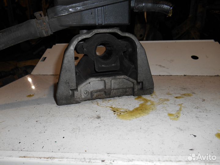 Подушка опора двс правая Volkswagen Golf 4