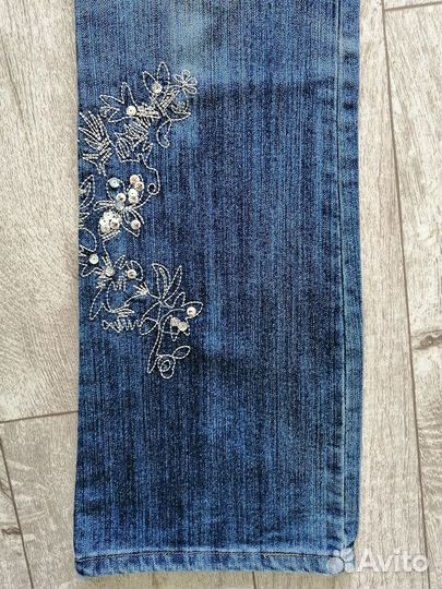 Джинсы с вышивкой 26-27размер