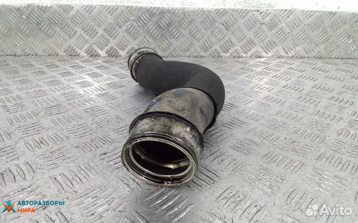 Патрубок интеркулера Volkswagen Touareg 2004