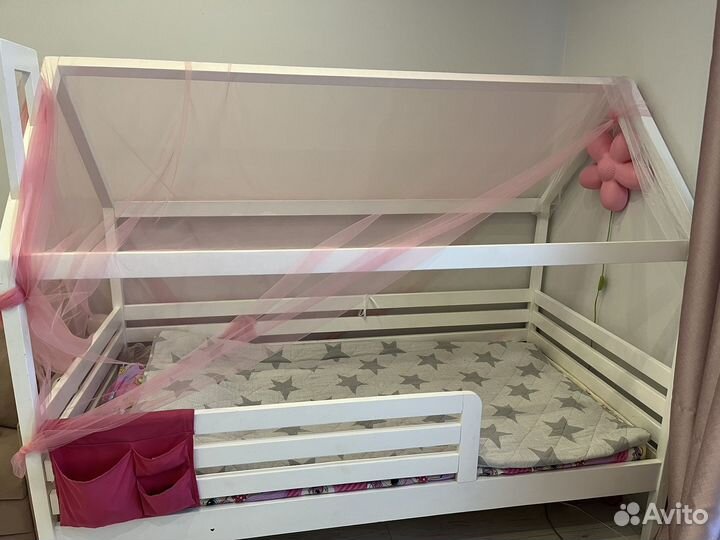 Детская кровать домик из массива бу