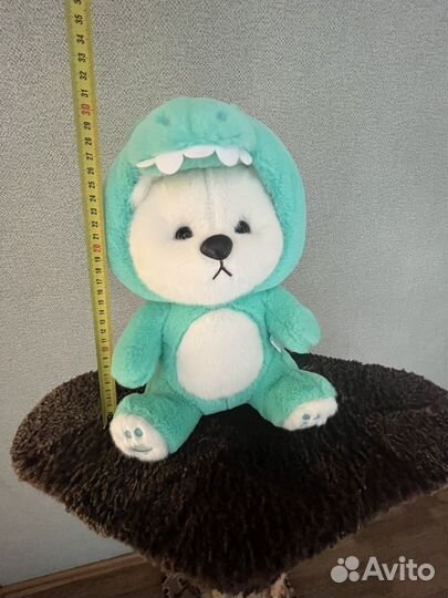 Плюшевый мишка в капюшоне дракона