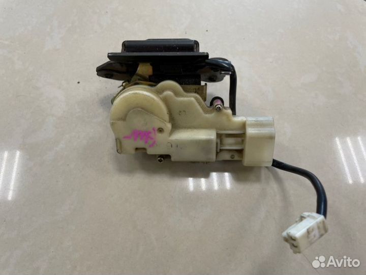 Замок крышки багажника Mazda Premacy минивен RF