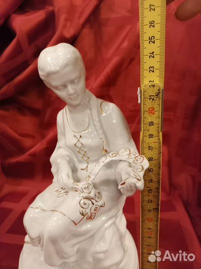 Статуэтка « Девушка с венком »