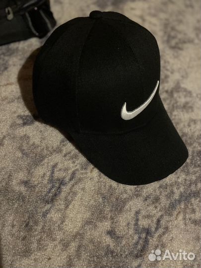 Бейсболка и мужская сумка