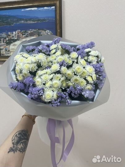 Букет цветов из хризантемы и статицы