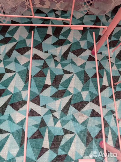 Игрушки и кроватка для кукол