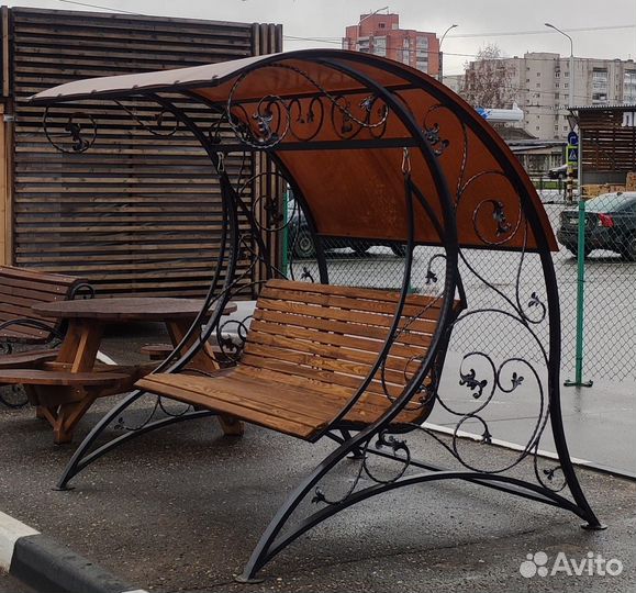 Качель уличная с крышей