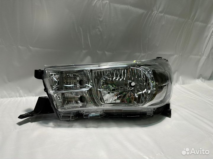 Фара левая toyota hilux 2015