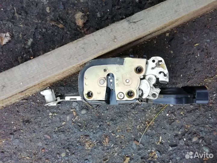 Замок водительской двери Королла Спасио 2002г