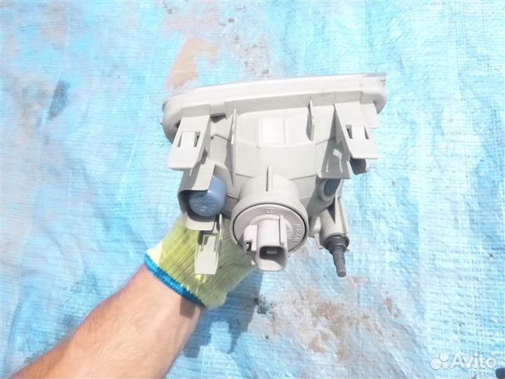 Поворотник передний правый Toyota Prius ZVW30