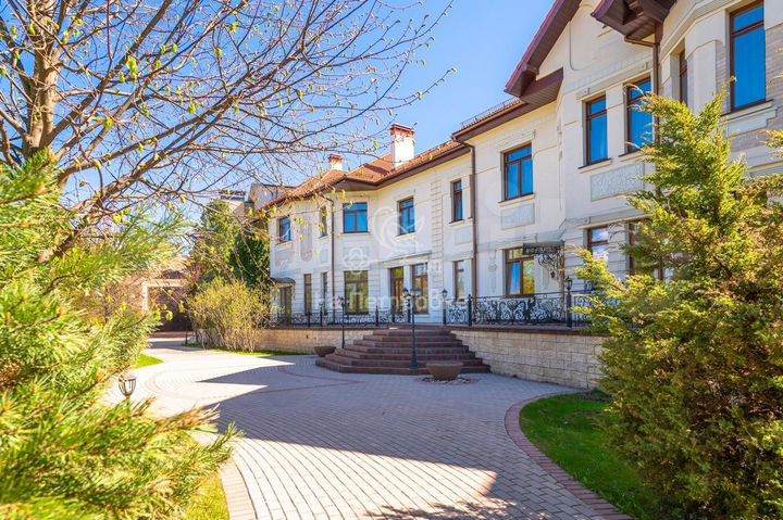 Коттедж 2009 м² на участке 90 сот.