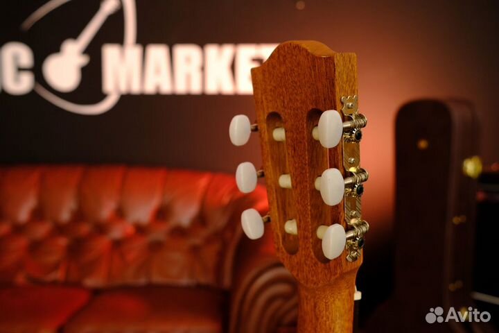 Классическая гитара со звукоснимателем Alhambra (К