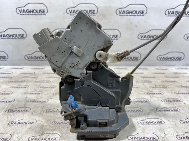 Замок двери задний левый Nissan Maxima A33 2.0