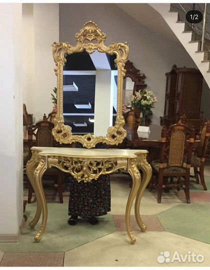 Туалетный столик с зеркалом