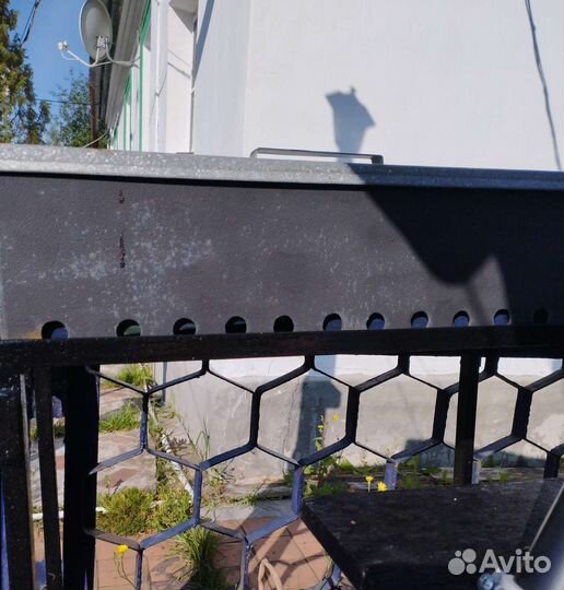 Мангал металлический с с полками на подставке