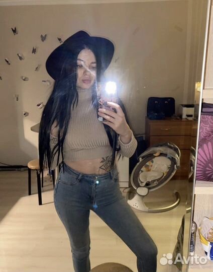 Волосы на заколках черные