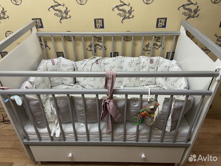 Детская кроватка с маятником и ящиком