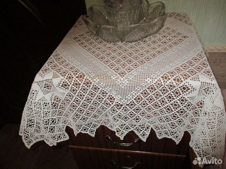 Вязанная вручную скатерть на тумбочку из СССР